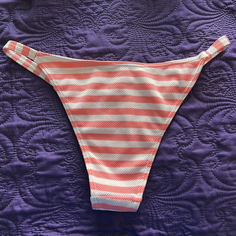 Striped bikini - Picture 2 of 3